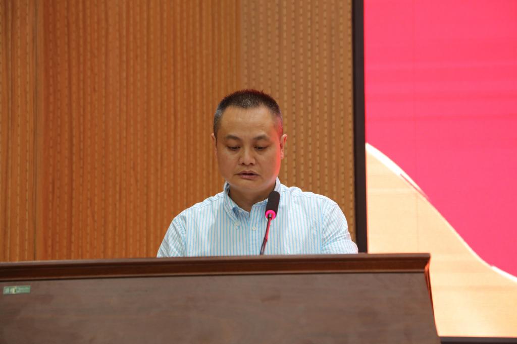 農(nóng)生院黨總支副書記王東光宣讀表彰文件