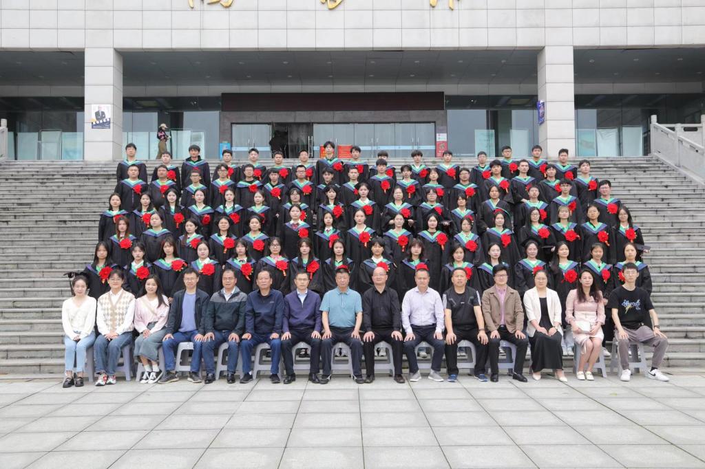 2023屆考研上岸學(xué)生與院領(lǐng)導(dǎo)、老師合影