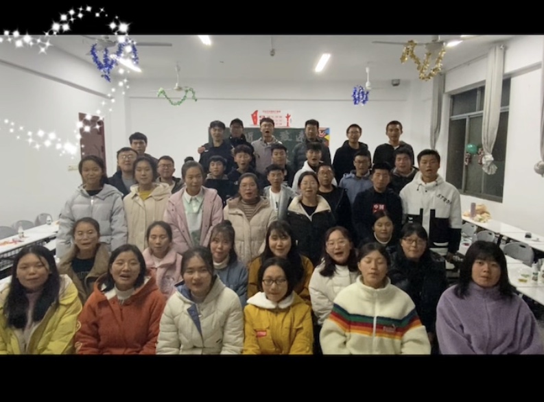 圖四:食科班同學(xué)為父母送上祝福